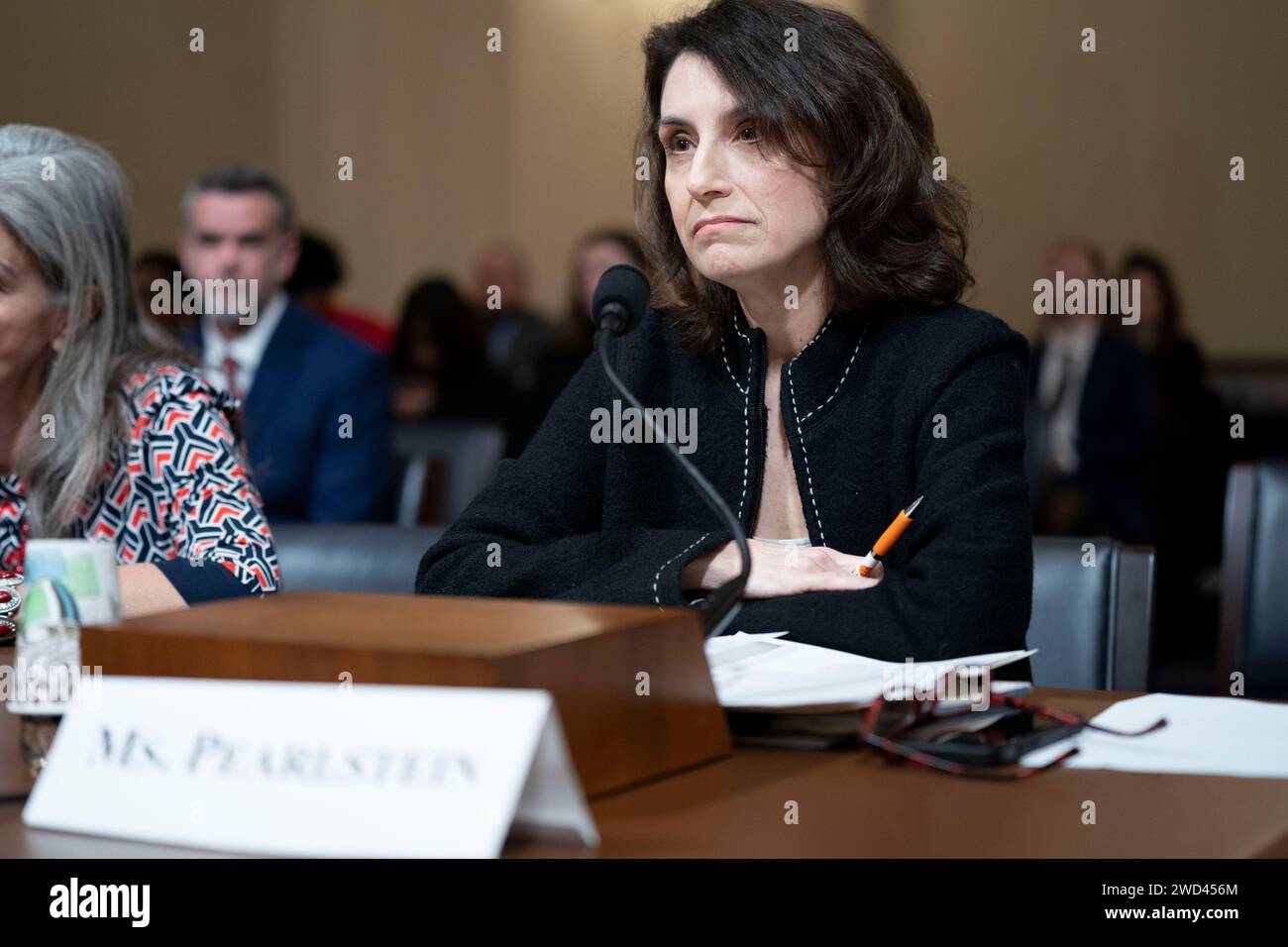 Washington, Stati Uniti. 18 gennaio 2024. Il direttore della legge e delle politiche pubbliche di Princeton Deborah Pearlstein esamina durante un'audizione della House Committee on Homeland Security sul confine meridionale presso il Campidoglio degli Stati Uniti a Washington DC giovedì 18 gennaio 2024. Foto di Bonnie Cash/UPI credito: UPI/Alamy Live News Foto Stock