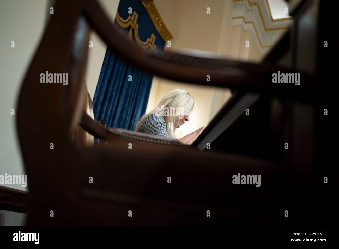 Washington, Stati Uniti. 3 gennaio 2019. La Rep. Marjorie Taylor Greene, R-GA, prende appunti durante un'audizione della House Committee on Homeland Security sul confine meridionale presso il Campidoglio degli Stati Uniti a Washington, DC giovedì 18 gennaio 2024. Foto di Bonnie Cash/UPI credito: UPI/Alamy Live News Foto Stock