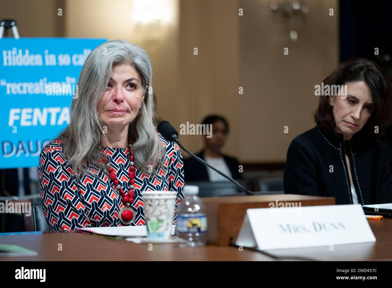 Washington, Stati Uniti. 18 gennaio 2024. Josephine Dunn diventa emotiva mentre testimonia durante un'audizione della House Committee on Homeland Security sul confine meridionale al Campidoglio degli Stati Uniti a Washington, DC giovedì 18 gennaio 2024. La figlia di Dunn, Ashley Dunn, morì nel 2021 dopo aver ingerito fentanyl, che credeva fosse ossicodone. Foto di Bonnie Cash/UPI credito: UPI/Alamy Live News Foto Stock
