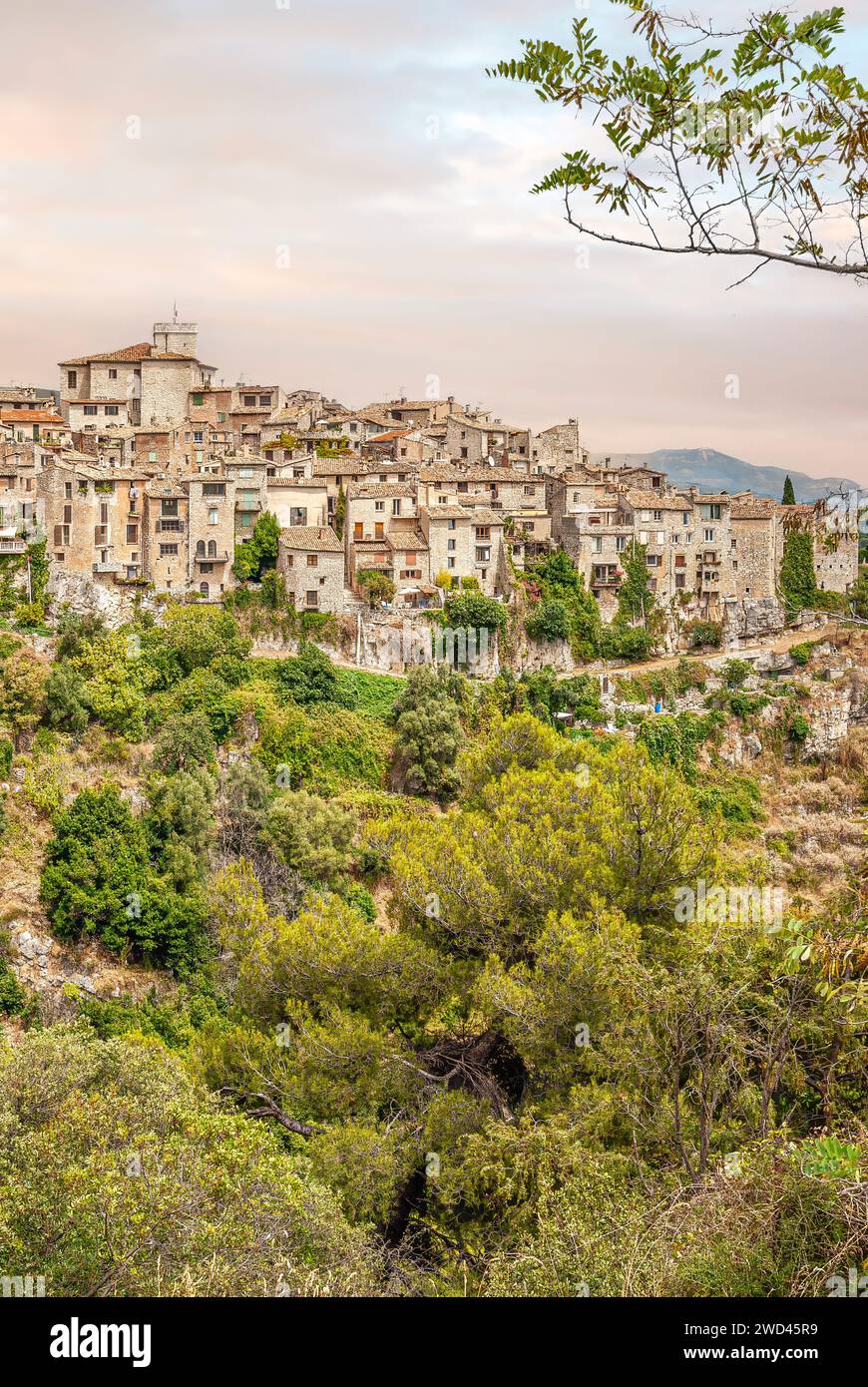 Vista panoramica del villaggio di Tourrettes-sur-Loup vicino alla Costa Azzurra, Francia Foto Stock