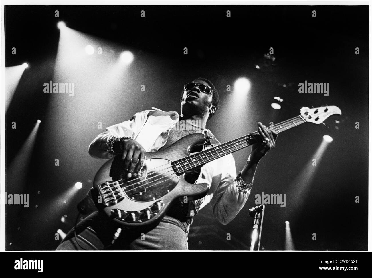 Andrew Levy del Brand New Heavies al Newport Centre di Newport, Galles, Regno Unito il 25 novembre 1994. Foto: Rob Watkins. INFO:The Brand NEW HEAVIES, LINE UP CLASSICA, 1994: New Heavies, un gruppo britannico acid jazz e funk formato alla fine degli anni '80, è rinomato per il loro sound soul. Successi come "Dream on Dreamer" mostrano la loro fusione di jazz, R&B e funk, affermandosi come figure chiave del movimento acid jazz. Foto Stock