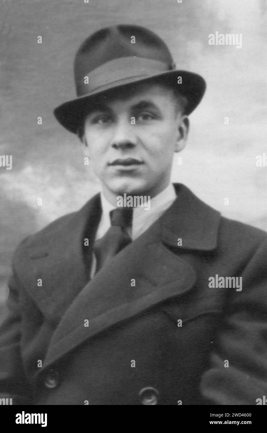 Una foto antica mostra un uomo con un abito formale e un cappotto di metà stagione, con un cappello di feltro sulla testa. Germania. Data sconosciuta, circa 1950 sec. Foto Stock