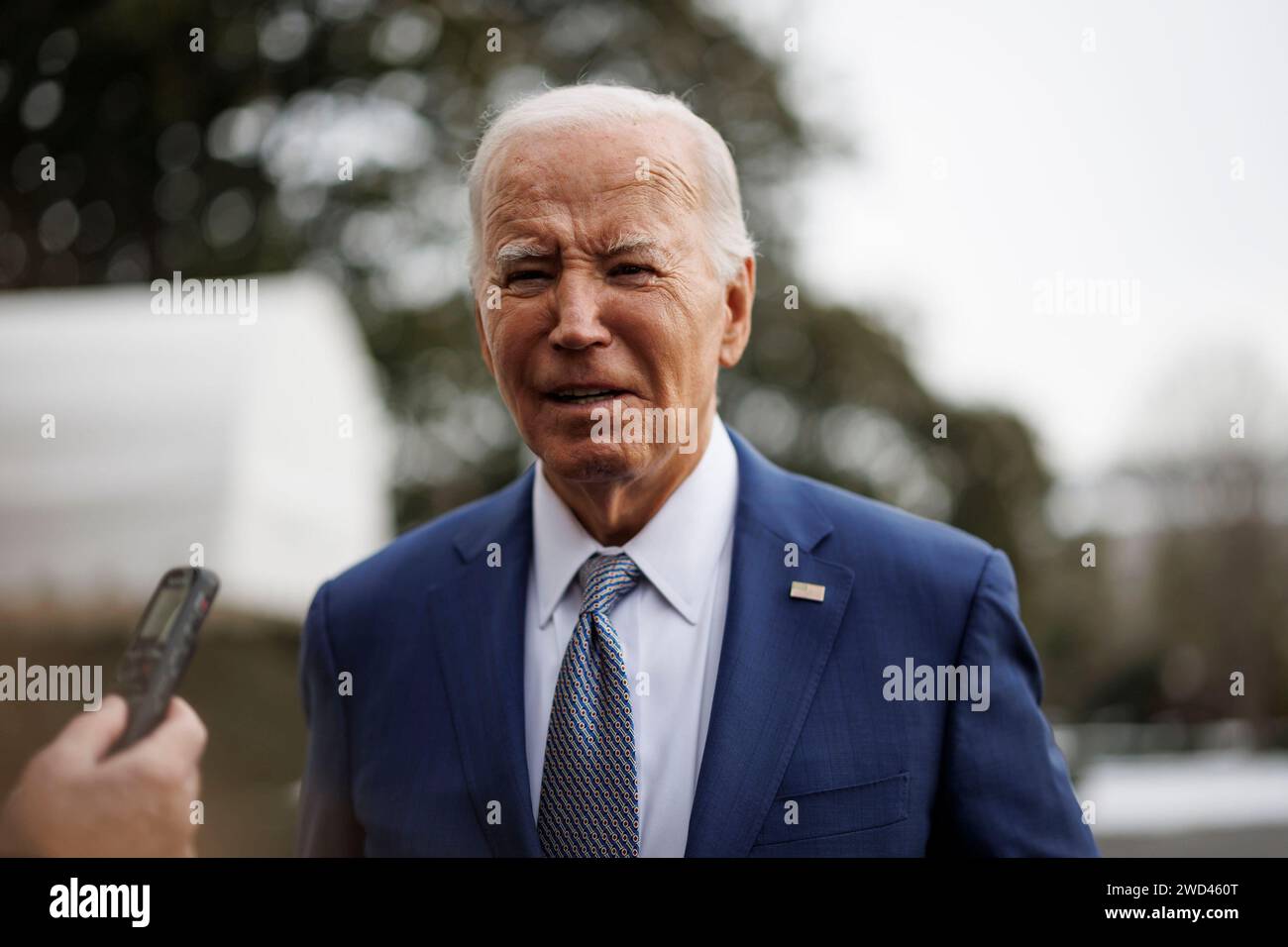 Washington, Stati Uniti. 18 gennaio 2024. Il presidente Joe Biden parla ai membri dei media sul South Lawn della Casa Bianca prima di salire a bordo del Marine One a Washington, DC, giovedì 18 gennaio 2024. Biden ha discusso il pacchetto di aiuti per l'Ucraina e il confine meridionale degli Stati Uniti prima di partire. Foto di Ting Shen/UPI credito: UPI/Alamy Live News Foto Stock