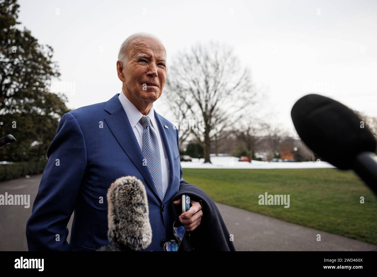 Washington, Stati Uniti. 18 gennaio 2024. Il presidente Joe Biden parla ai membri dei media sul South Lawn della Casa Bianca prima di salire a bordo del Marine One a Washington, DC, giovedì 18 gennaio 2024. Biden ha discusso il pacchetto di aiuti per l'Ucraina e il confine meridionale degli Stati Uniti prima di partire. Foto di Ting Shen/UPI credito: UPI/Alamy Live News Foto Stock