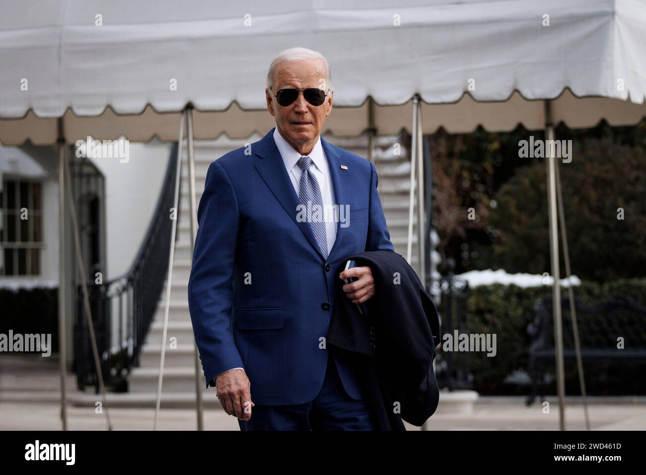 Washington, Stati Uniti. 18 gennaio 2024. Il presidente Joe Biden parla ai membri dei media sul South Lawn della Casa Bianca prima di salire a bordo del Marine One a Washington, DC, giovedì 18 gennaio 2024. Biden ha discusso il pacchetto di aiuti per l'Ucraina e il confine meridionale degli Stati Uniti prima di partire. Foto di Ting Shen/UPI credito: UPI/Alamy Live News Foto Stock
