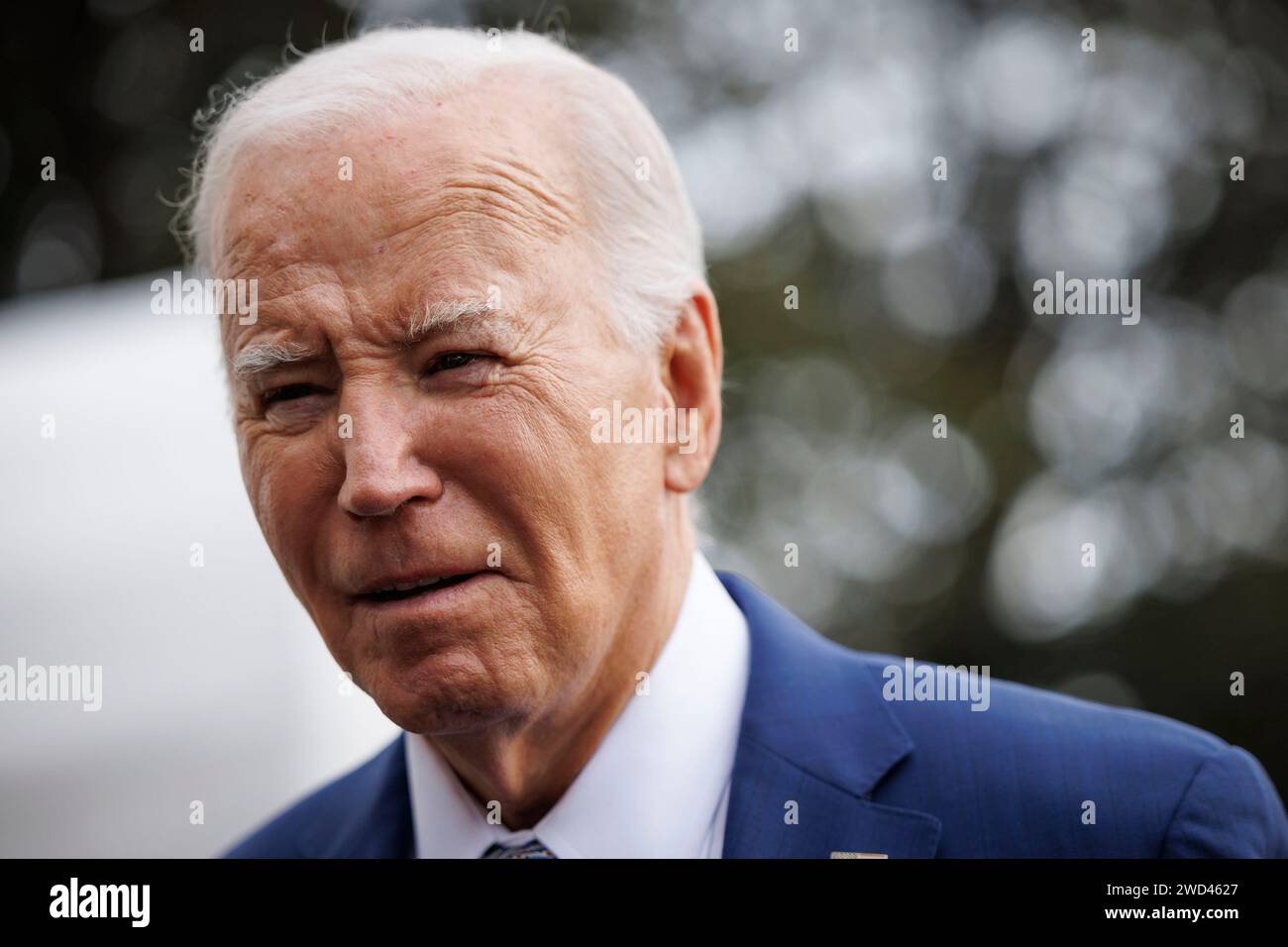 Washington, Stati Uniti. 18 gennaio 2024. Il presidente Joe Biden parla ai membri dei media sul South Lawn della Casa Bianca prima di salire a bordo del Marine One a Washington, DC, giovedì 18 gennaio 2024. Biden ha discusso il pacchetto di aiuti per l'Ucraina e il confine meridionale degli Stati Uniti prima di partire. Foto di Ting Shen/UPI credito: UPI/Alamy Live News Foto Stock