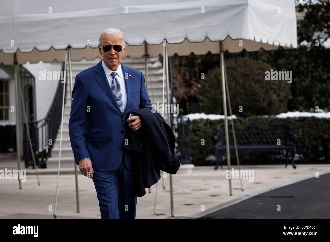 Washington, Stati Uniti. 18 gennaio 2024. Il presidente DEGLI STATI UNITI Joe Biden cammina sul South Lawn della Casa Bianca prima di salire a bordo del Marine One a Washington, DC, Stati Uniti, giovedì 18 gennaio, 2024. secondo una dichiarazione della Casa Bianca, Biden ha dichiarato ai leader del Congresso degli Stati Uniti d'America durante una riunione di mercoledì, il fatto che gli aiuti all'Ucraina non siano stati ancora interrotti, mette in pericolo la sicurezza nazionale degli Stati Uniti, l'Alleanza NATO e il resto del mondo libero. Foto di Ting Shen/Pool/ABACAPRESS.COM credito: Abaca Press/Alamy Live News Foto Stock