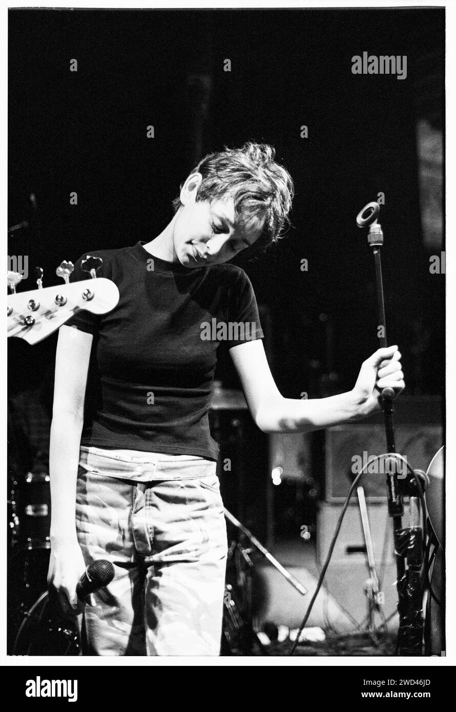 Sonya Madan degli Echobelly giocò al Bristol Fleece and Firkin a Bristol, in Inghilterra, il 31 marzo 1994. Foto: Rob Watkins. INFO: Gli Echobelly, un gruppo indie rock britannico formatosi negli anni '90, erano guidati da Sonya Madan. Noti per il loro suono melodico e i testi approfonditi, successi come "Great Things" e "King of the kerb" hanno mostrato il loro contributo al panorama musicale dell'era Britpop. Foto Stock