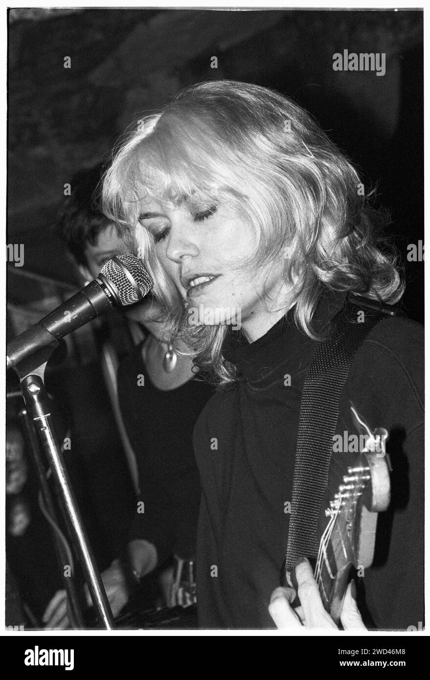 CATATONIA, CONCERT, 1994: A very Young Cerys Matthews of Catatonia che suona dal vivo al leggendario TJ's di Newport, Galles, Regno Unito il 9 aprile 1994. Foto: Rob Watkins. INFO: Catatonia, un gruppo alternative rock gallese degli anni '90, guidato da Cerys Matthews, ha guadagnato fama con successi come 'Mulder and Scully' e 'Road Rage'. Il loro suono eclettico, che unisce pop, rock e folk, solidificò il loro posto nell'era Britpop, mostrando la voce distintiva di Matthews. Foto Stock