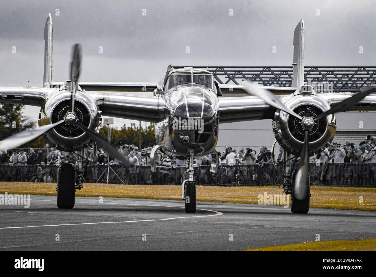 B-25J Mitchell nordamericano. Bombardiere americano B25 in metallo lucido lucido lucido lucido della seconda guerra mondiale al Flying Legends Airshow Foto Stock