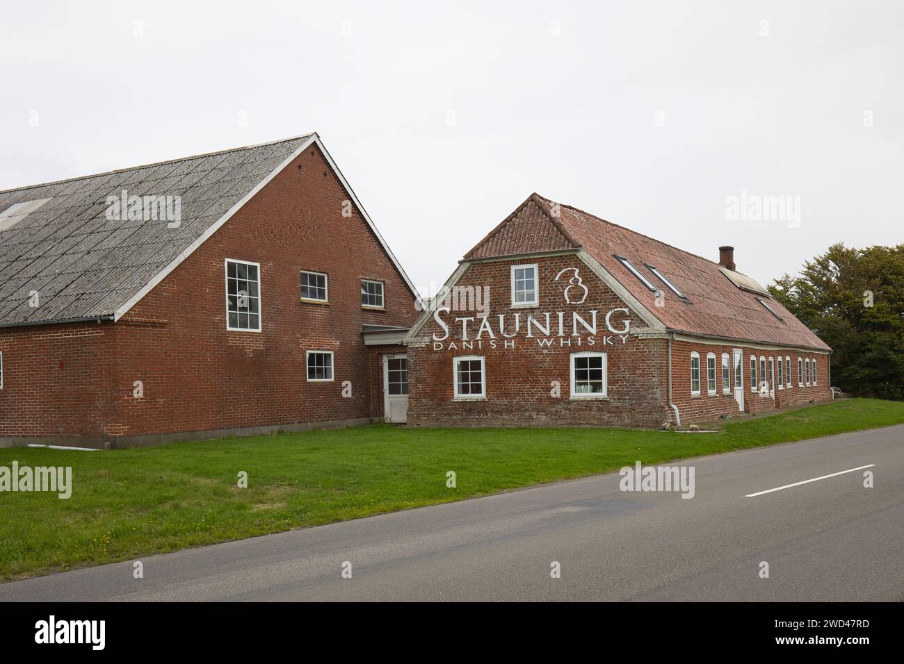 Danimarca, Jutland, Stauning - 24 luglio 2023: Stauning Whisky, la più antica distilleria di whisky del Regno di Danimarca. Foto Stock