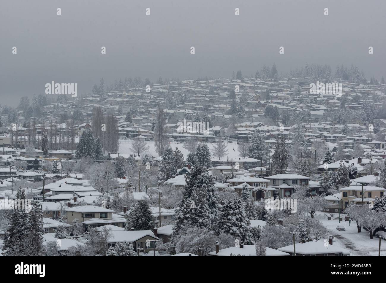 Una tempesta di neve ha gettato una coltre di neve su Brentwood e sul Brentwood Shopping Center. Vista dalla Torre 1 dell'incredibile complesso di Brentwood. Foto Stock