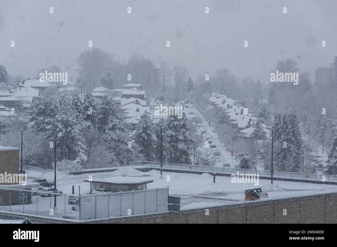 Una tempesta di neve ha gettato una coltre di neve su Brentwood e sul Brentwood Shopping Center. Vista dalla Torre 1 dell'incredibile complesso di Brentwood. Foto Stock