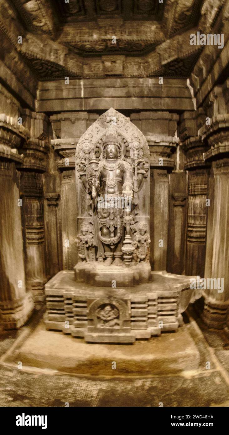 L'artigianato nelle mura del tempio e gli idoli del tempio, realizzati secoli fa e conservati negli antichi templi di Bharat Foto Stock