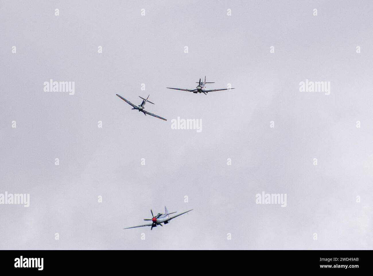 Spitfire dogfight. Formazione di aerei da combattimento della seconda guerra mondiale in stretta formazione durante un combattimento aereo simulato al Duxford Flying Legends Airshow. Foto Stock