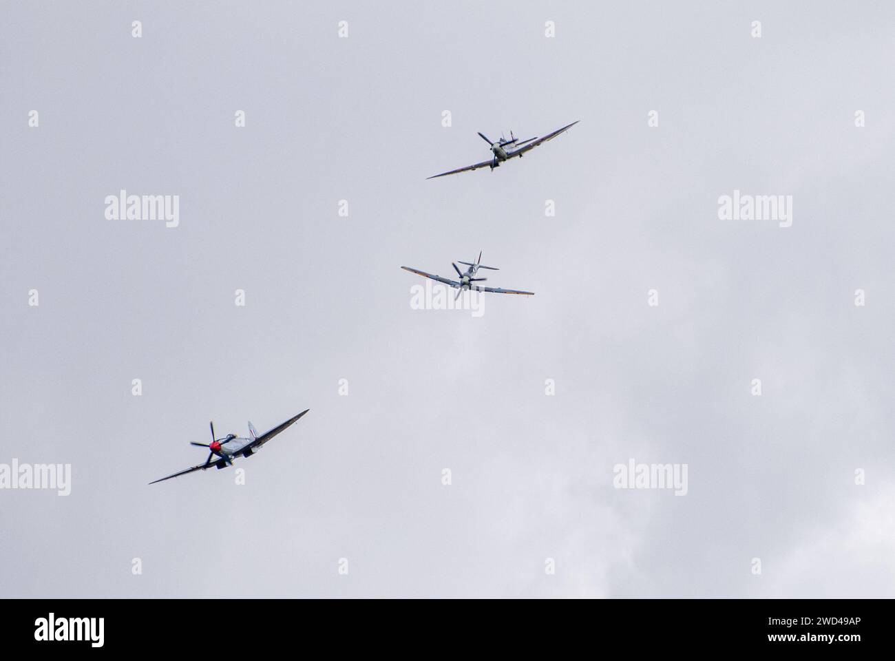 Spitfire dogfight. Formazione di aerei da combattimento della seconda guerra mondiale in stretta formazione durante un combattimento aereo simulato al Duxford Flying Legends Airshow. Foto Stock