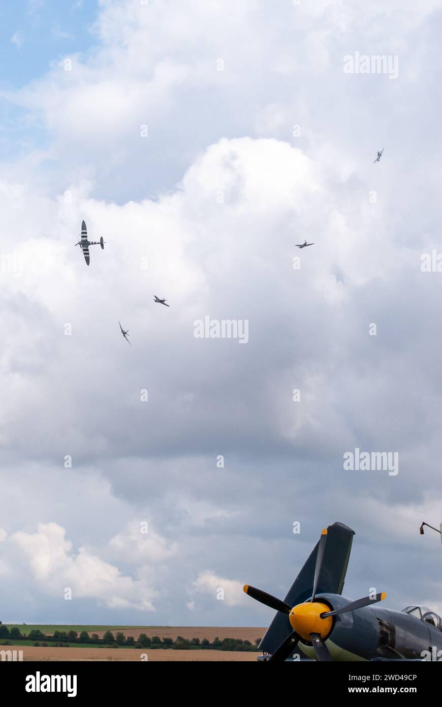 Spitfire combattimento tra le nuvole durante lo spettacolo aereo Flying Legends a Duxford. 11 display spitfire Foto Stock