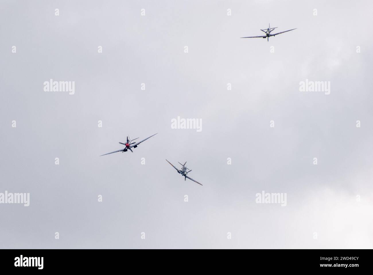 Spitfire combattimento tra le nuvole durante lo spettacolo aereo Flying Legends a Duxford. 11 display spitfire Foto Stock