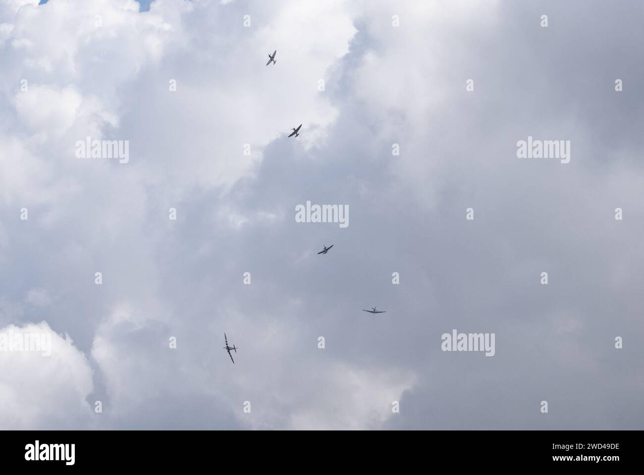 Spitfire combattimento tra le nuvole durante lo spettacolo aereo Flying Legends a Duxford. 11 display spitfire Foto Stock