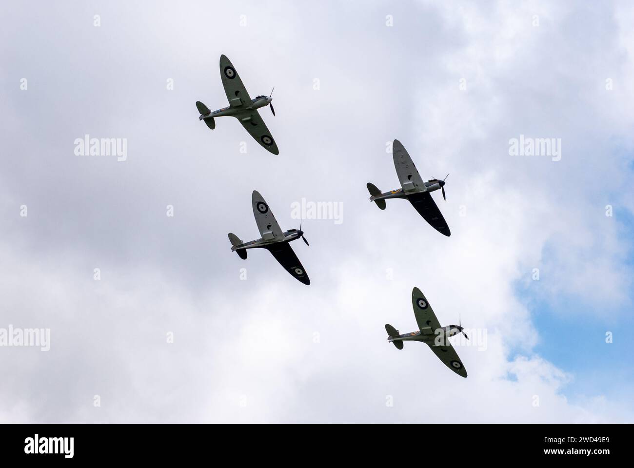 Spitfire combattimento tra le nuvole durante lo spettacolo aereo Flying Legends a Duxford. 11 display spitfire Foto Stock