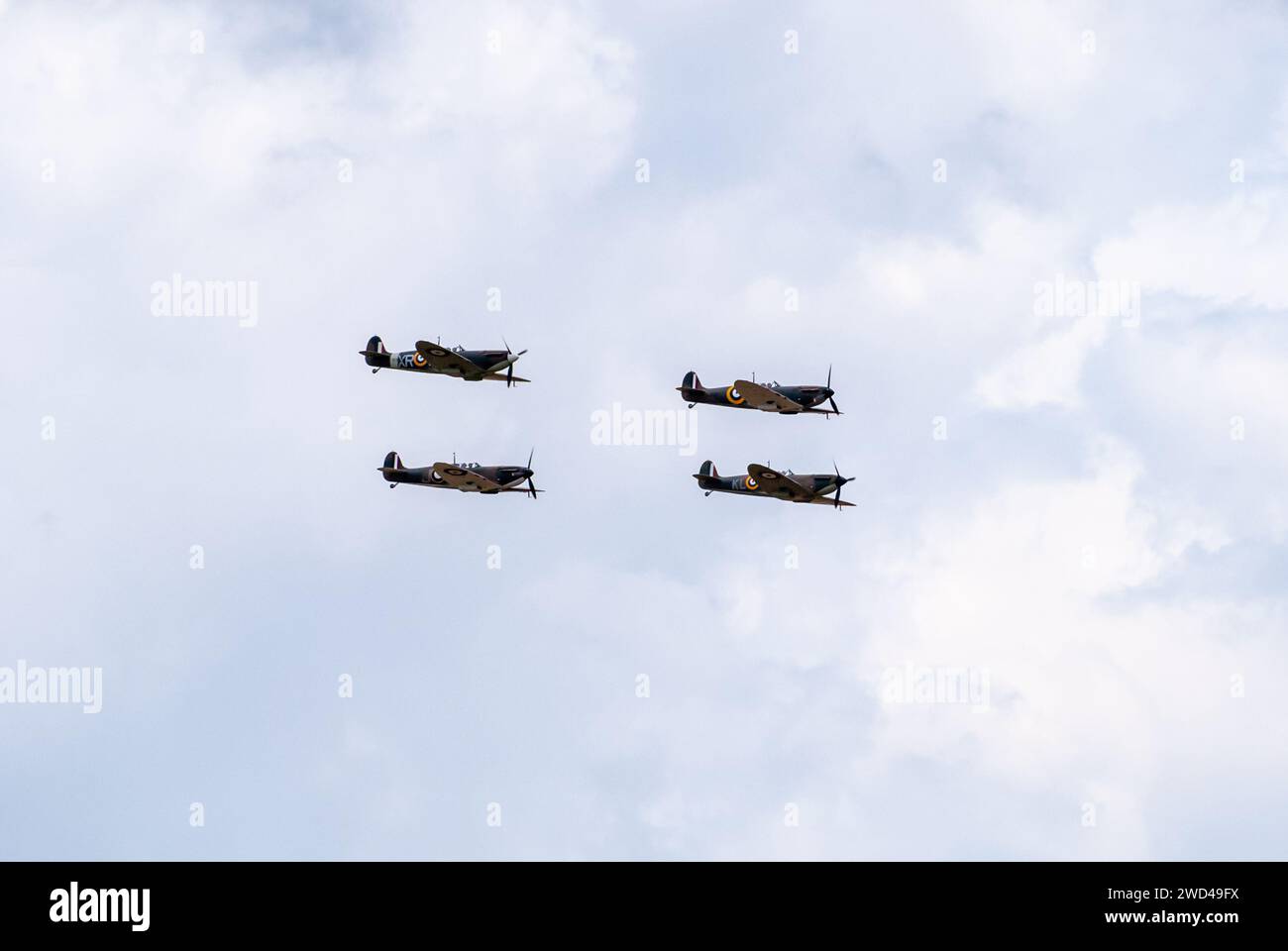 Spitfire combattimento tra le nuvole durante lo spettacolo aereo Flying Legends a Duxford. 11 display spitfire Foto Stock