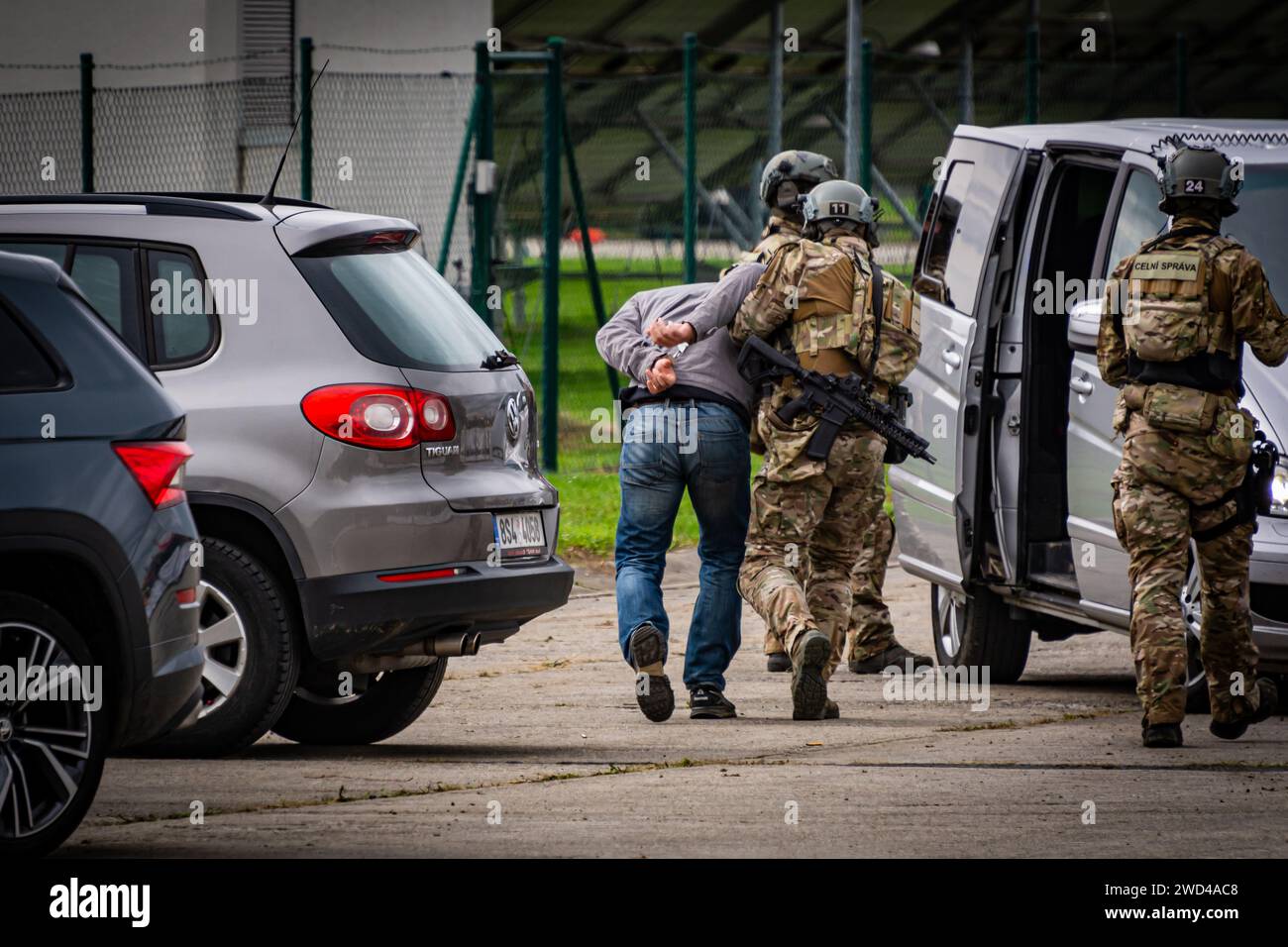La polizia delle forze speciali SWAT della forza di frontiera ceca e slovacca arresta i criminali durante una prova di addestramento al NATO Days Airshow 2022. Soldati Foto Stock