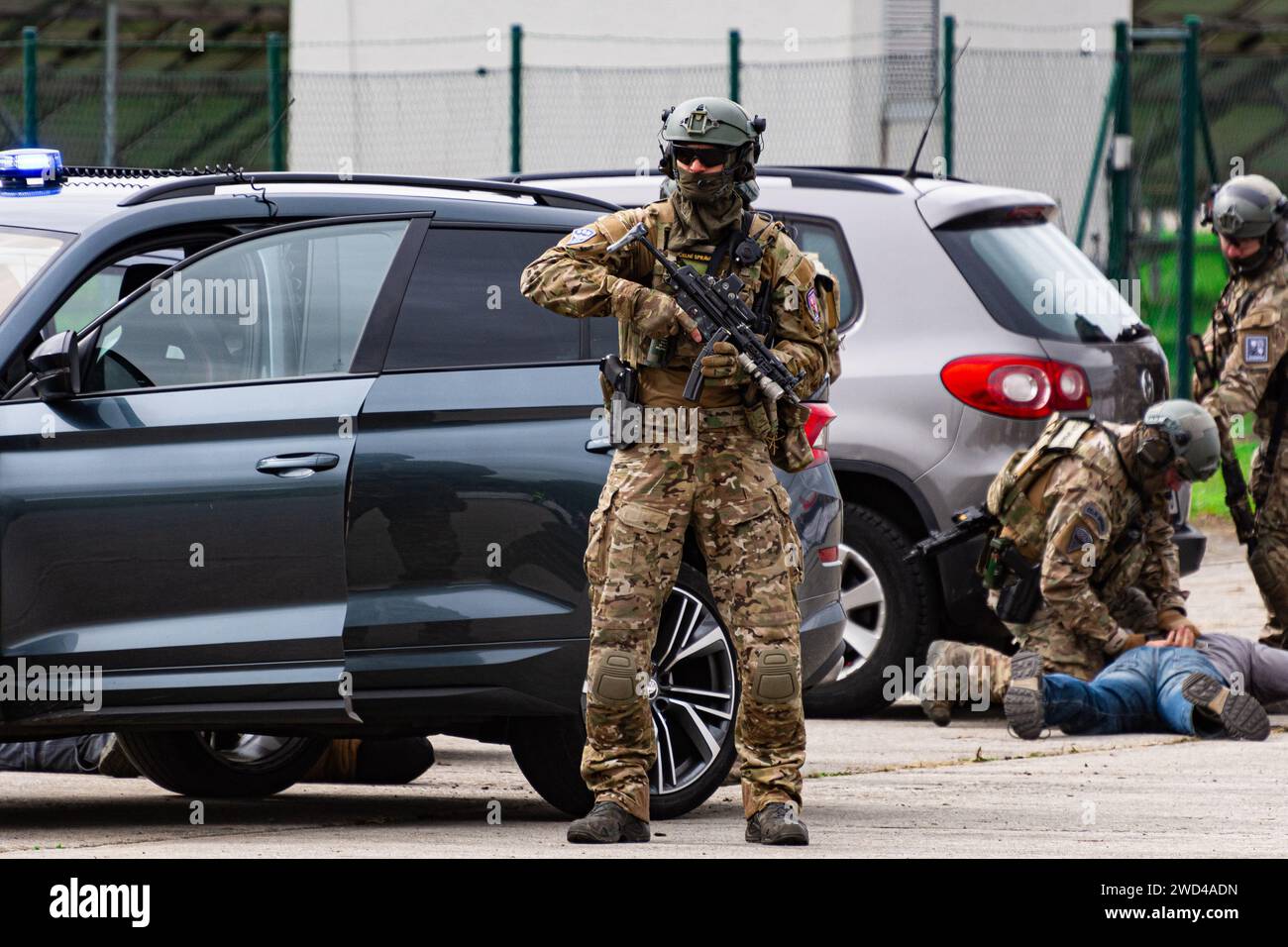La polizia delle forze speciali SWAT della forza di frontiera ceca e slovacca arresta i criminali durante una prova di addestramento al NATO Days Airshow 2022. Soldati Foto Stock