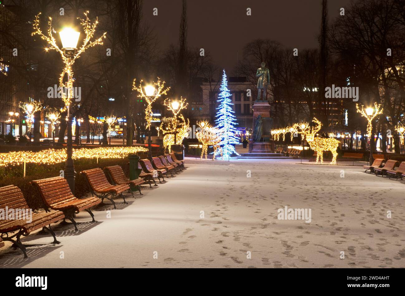 Decorazione natalizia del parco Esplanadi di Helsinki. Finlandia Foto Stock