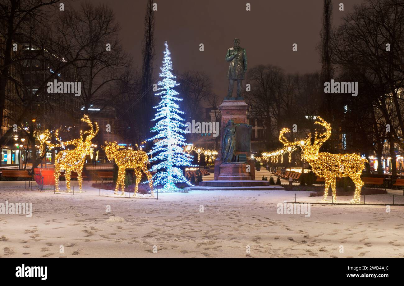 Decorazione natalizia del parco Esplanadi di Helsinki. Finlandia Foto Stock