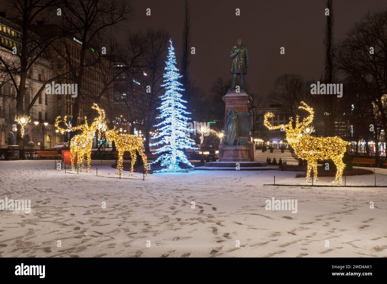 Decorazione natalizia del parco Esplanadi di Helsinki. Finlandia Foto Stock