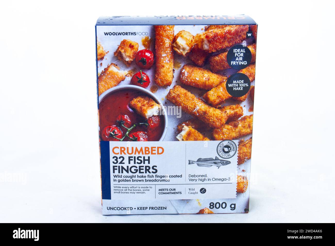 Johannesburg, Sudafrica - una scatola di bastoncini di pesce sminuzzati della Woolworths Foods isolata su uno sfondo chiaro con spazio per la copia Foto Stock