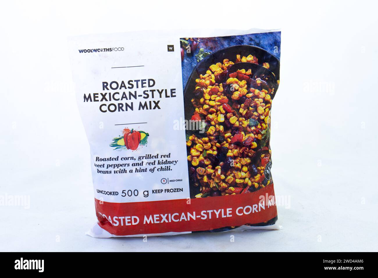 Johannesburg, Sud Africa - un sacchetto di misto di mais arrosto in stile messicano dal Woolworth Food isolato su uno sfondo chiaro con spazio per le copie Foto Stock