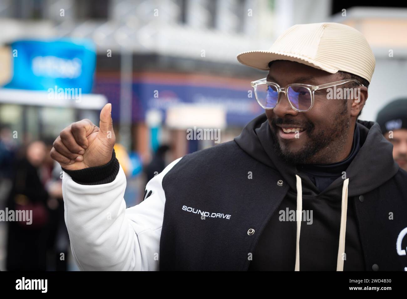 Davos, Svizzera. 18 gennaio 2024. Davos, CH 18 gennaio 2024. Fondatore e presidente, i.am Angel Foundation, Will.i.am lascia una tavola rotonda e cammina lungo la Promenade al World Economic Forum di quest'anno. Il terzo giorno dell'incontro WEF di Klaus Schwab ha visto celebrità e delegati partecipare ai numerosi incontri e discussioni che riuniscono leader globali e celebrità per plasmare il futuro del mondo. Crediti: Andy Barton/Alamy Live News Foto Stock