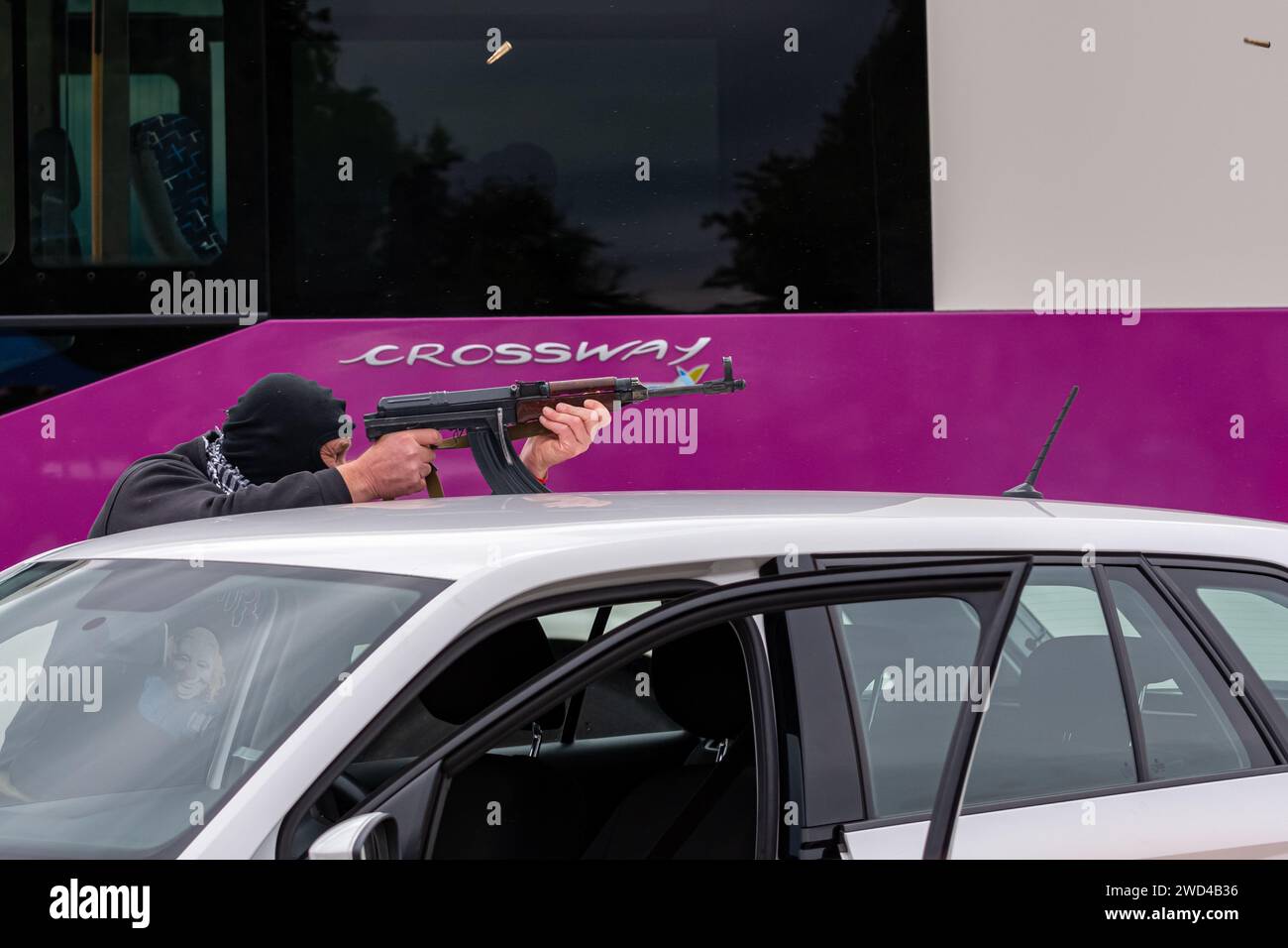 Insorti terroristici che sparano a colpi di pistola durante una dimostrazione all'aeroporto di Leoš Janáček nella Repubblica Ceca durante una rievocazione di spettacoli aerei. Foto Stock