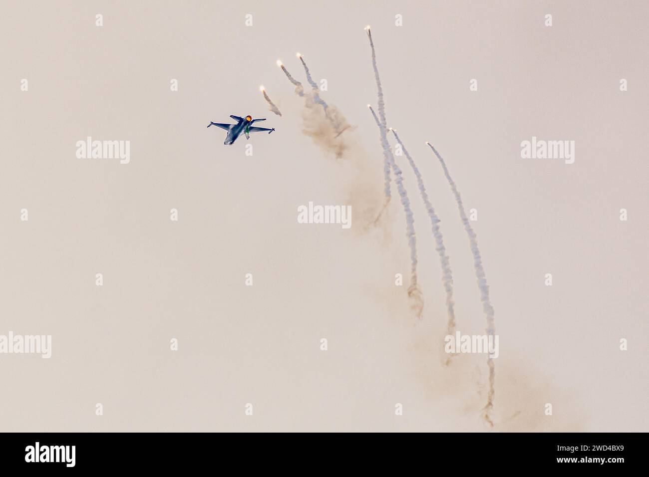 L'aeronautica belga F-16 sogna viper Vrieske con postbruciatore pieno che vola velocemente e spara razzi. Foto Stock