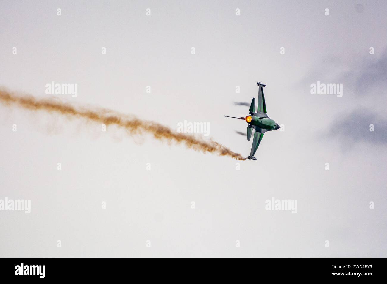 L'aeronautica belga F-16 sogna viper Vrieske con postbruciatore pieno che vola velocemente e spara razzi. Foto Stock