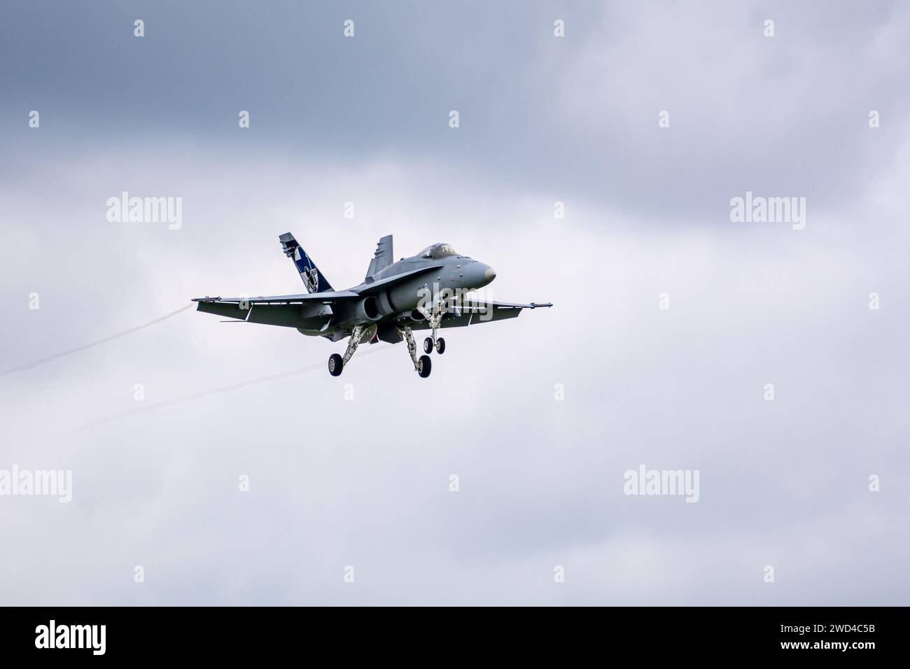 F18 McDonnell Douglas F/A-18C operato dalla forza aerea finlandese - Fighter atterraggio su pista con ruote dispiegate. Foto Stock