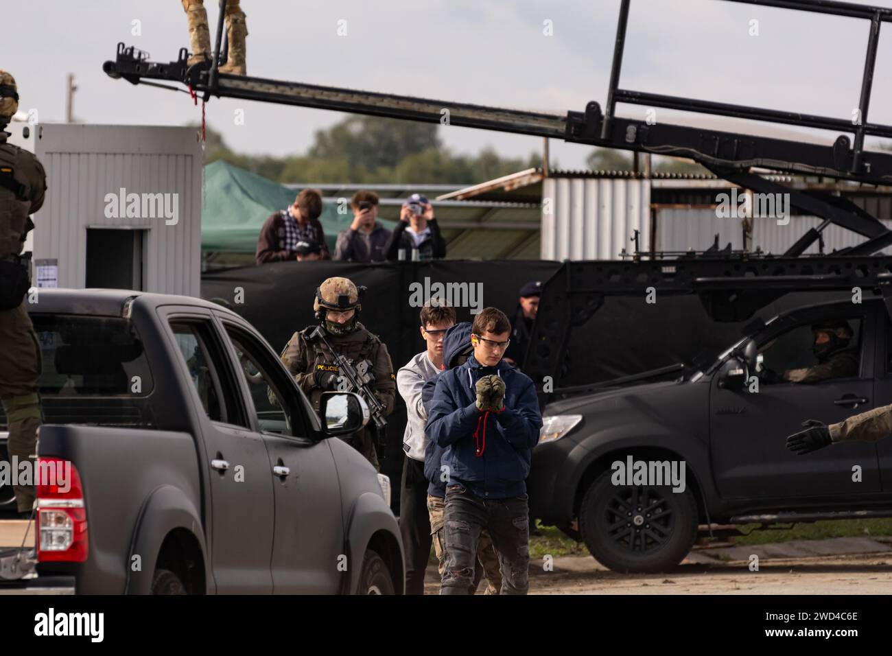 Forze speciali SWAT polizia e unità tattiche in ostaggi di salvataggio uniformi in uno scenario di addestramento al NATO Days Airshow 2022. Soldati con pistole difendono. Foto Stock