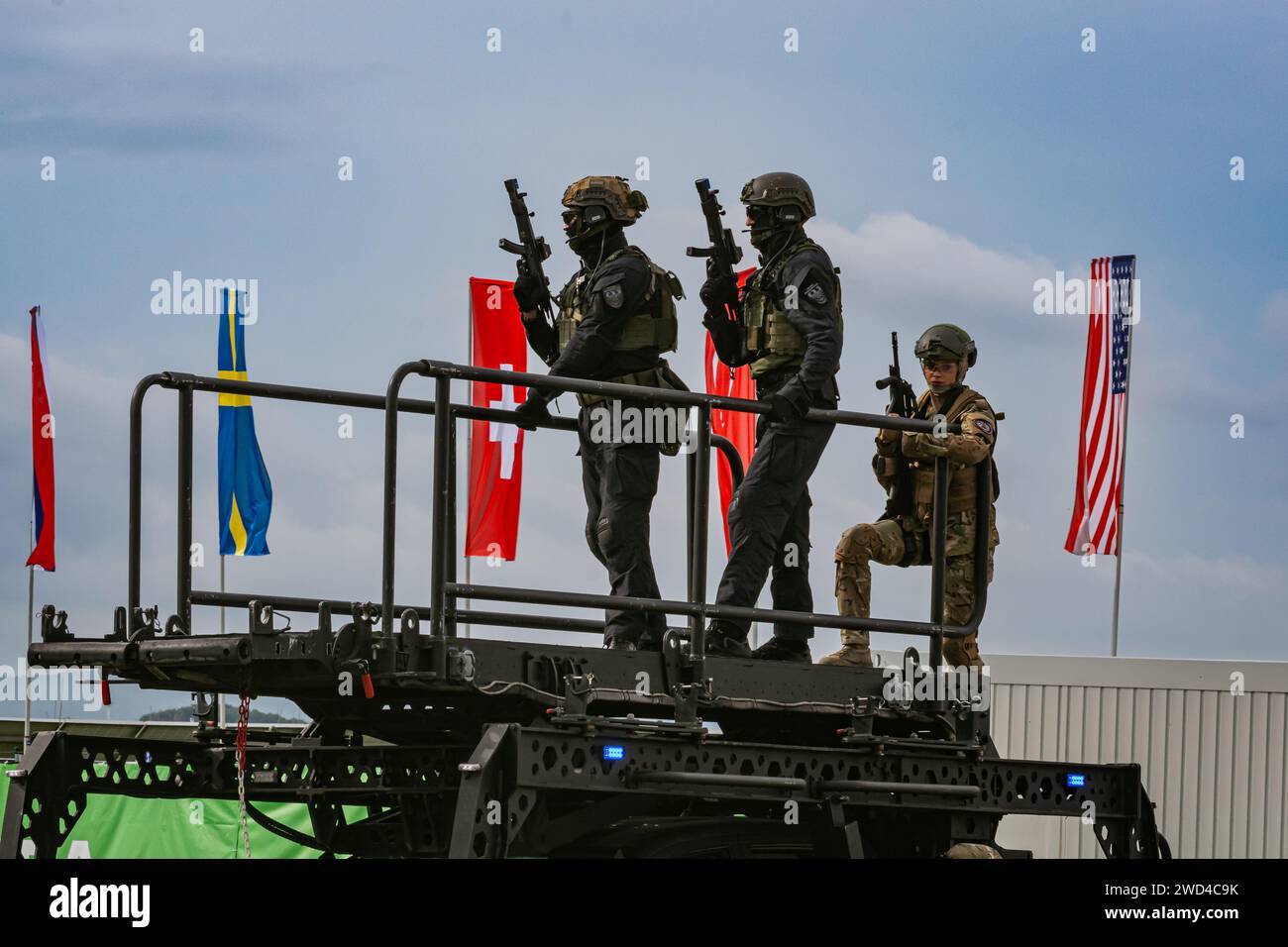 Forze speciali SWAT polizia e unità tattiche in ostaggi di salvataggio uniformi in uno scenario di addestramento al NATO Days Airshow 2022. Soldati con pistole difendono. Foto Stock