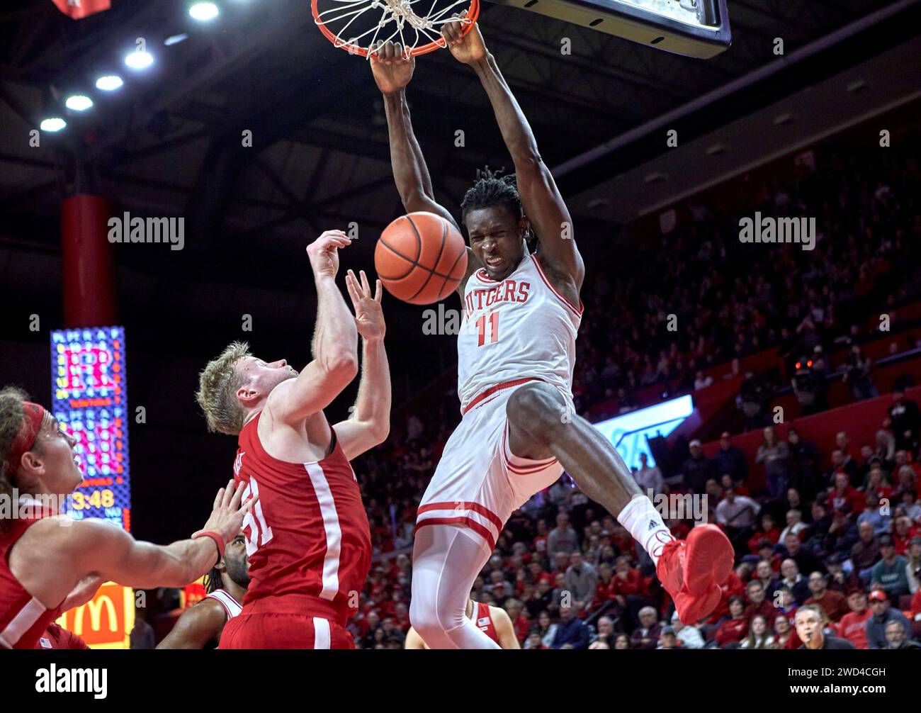 Piscataway, New Jersey, mercoledì 17 gennaio 2024. Il centro dei Rutgers Scarlet Knights Clifford Omoruyi (11) sfreccia durante una partita di basket Big Ten contro il Nebraska Cornhuskers Forward Rienk Mast (51) nella Jersey MikeÃs area di Piscataway, New Jersey, mercoledì 17 gennaio 2024. Rugters sconfisse Nebraska ai tempi supplementari 82-87. Duncan Williams/CSM (immagine di credito: © Duncan Williams/Cal Sport Media) Foto Stock