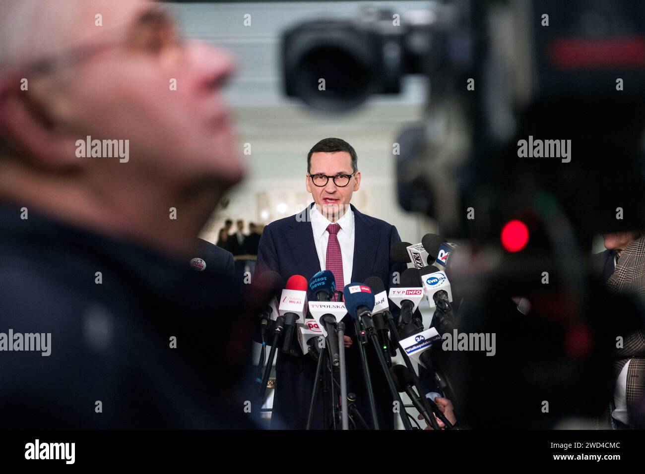 Varsavia, Polonia. 18 gennaio 2024. Mateusz Morawiecki, ex primo ministro e membro del partito diritto e giustizia (PiS), parla a una conferenza stampa presso il Sejm - camera bassa del Parlamento. Proseguimento della terza sessione della camera bassa del Parlamento polacco (Sejm) del decimo mandato. (Foto di Attila Husejnow/SOPA Images/Sipa USA) credito: SIPA USA/Alamy Live News Foto Stock