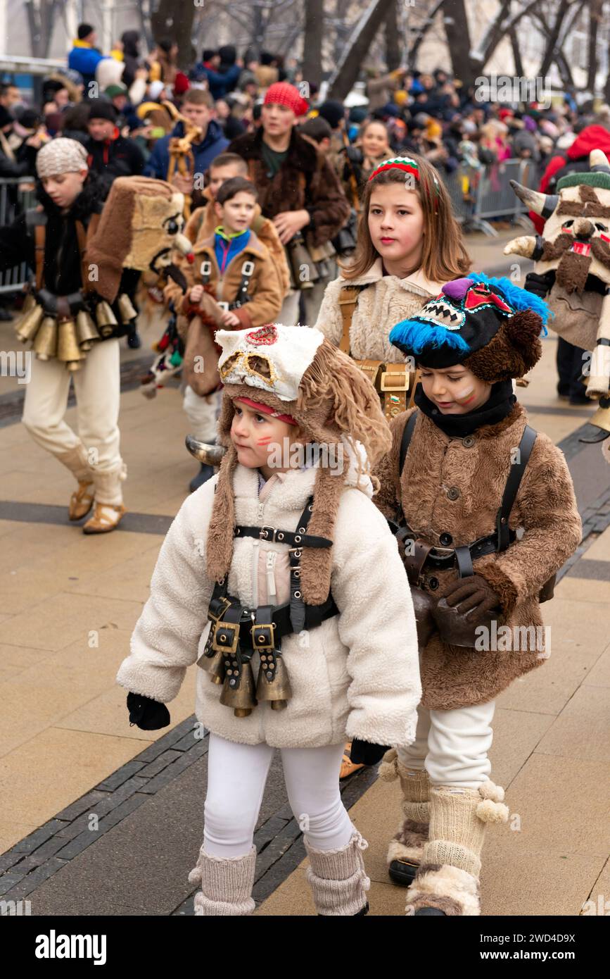 Bambini in Kukeri costumi di pelle animale al Surva International Masquerade and Mummers Festival a Pernik, Bulgaria, Europa orientale, Balcani, UE Foto Stock