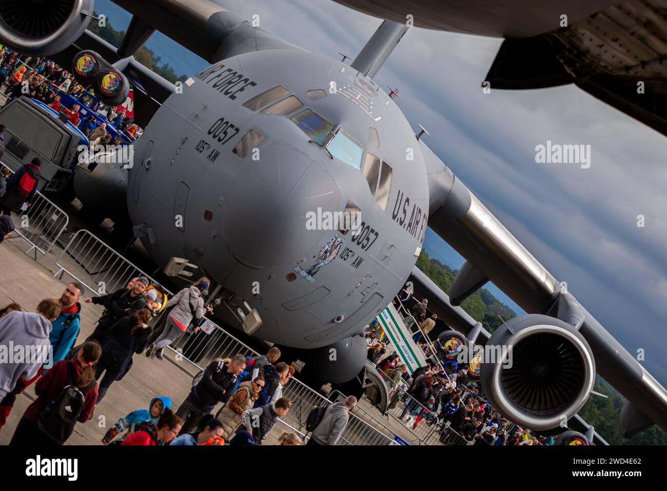 McDonnell Douglas C-17 Globemaster III (98-0057 USAF - 105h Air lift Wing) Big American Transport Aircraft sulla pista con persone intorno ad essa. Foto Stock