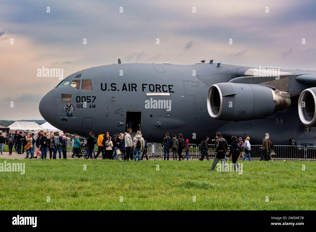 McDonnell Douglas C-17 Globemaster III (98-0057 USAF - 105h Air lift Wing) Big American Transport Aircraft sulla pista con persone intorno ad essa. Foto Stock