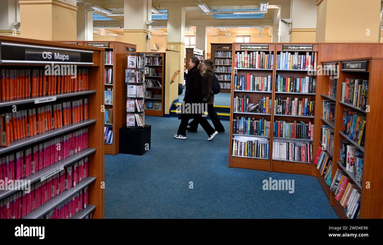 Interno della Bristol Central Library, scaffali di libri Foto Stock