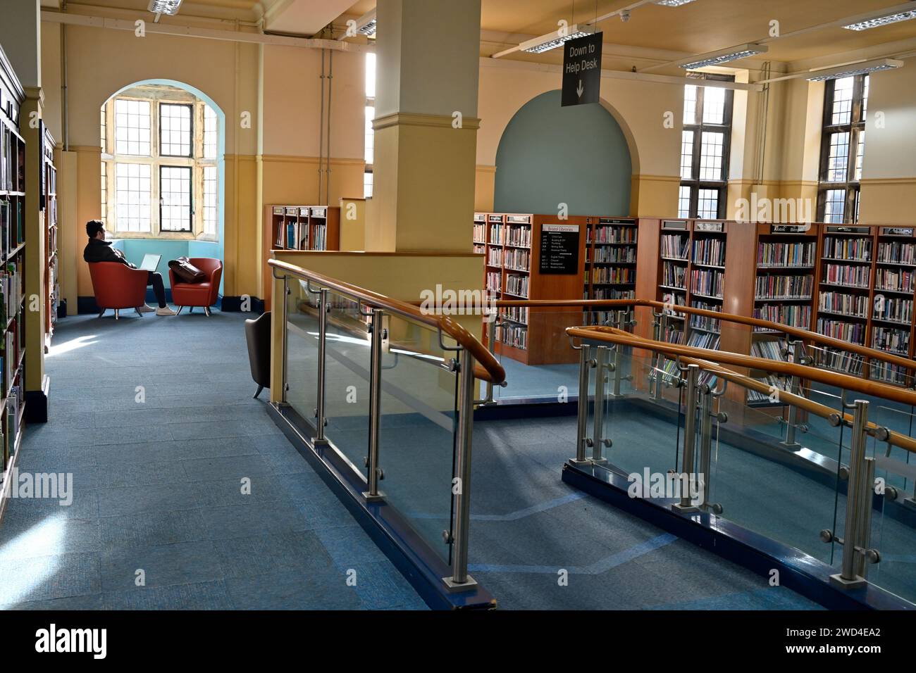 Interno della Bristol Central Library, scaffali di libri Foto Stock