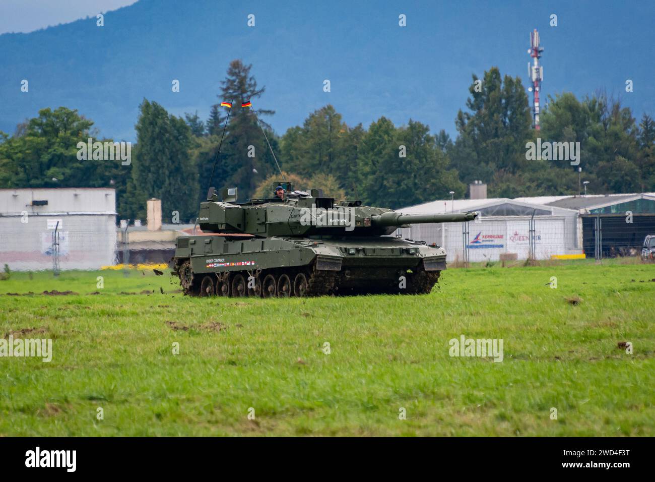 Carro Leopard 2A7 (MBT di terza generazione) gestito dall'esercito tedesco su un campo d'erba. Foto Stock