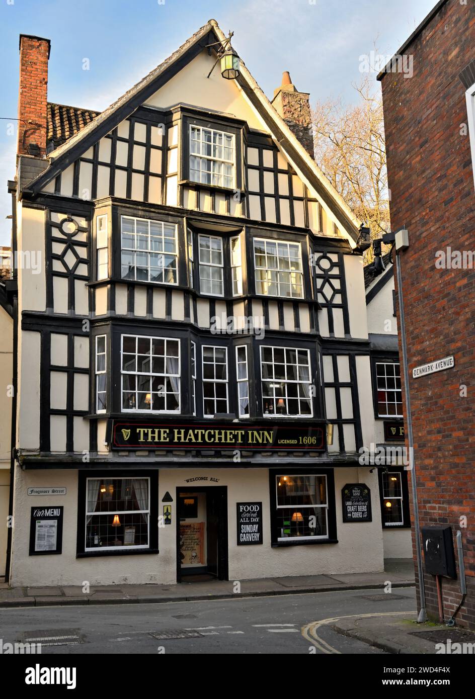 The Hatchet Inn, Old 1606 pub in stile Tudor nel centro di Bristol, Regno Unito, il pub più antico di Bristol Foto Stock
