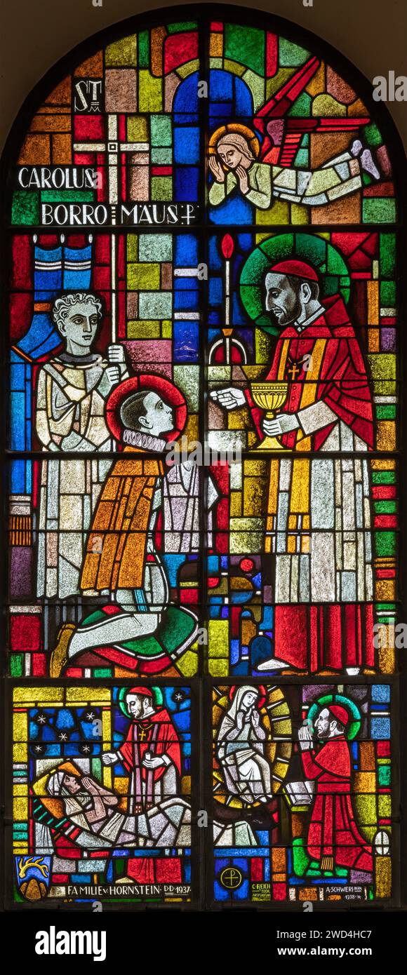 BERNA, SVIZZERA - 27 GIUGNO 2022: The St. Charles Borromeo sulle vetrate della chiesa Dreifaltigkeitskirche di A. Schweri (1938). Foto Stock
