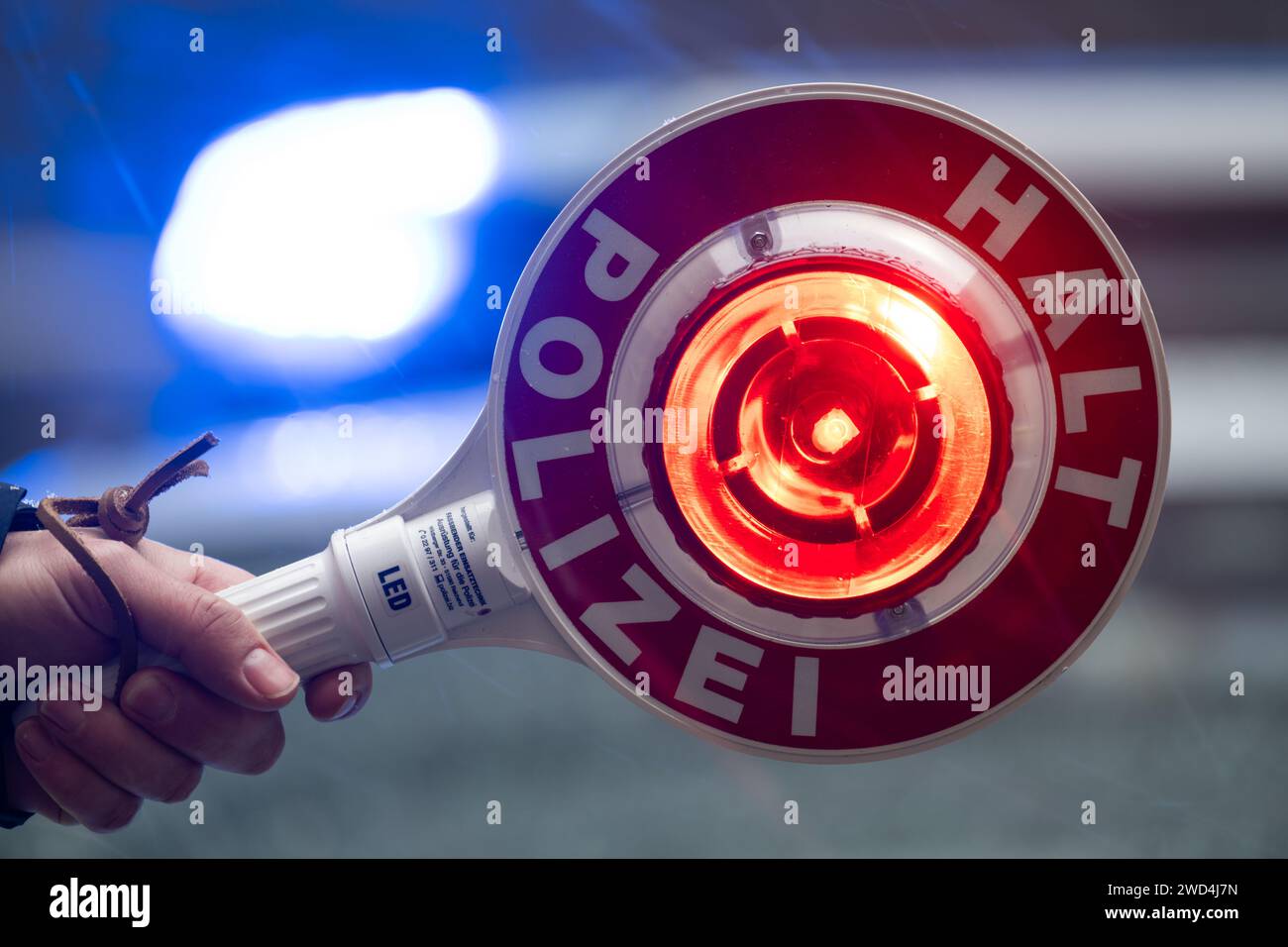 Dresda, Germania. 18 gennaio 2024. Un poliziotto tiene una cazzuola con l'iscrizione "ferma polizia" davanti a un'auto della polizia. Credito: Robert Michael/dpa/Alamy Live News Foto Stock